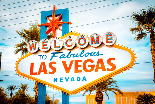 Klasyczny widok Witamy w Fabulous znak Las Vegas na południowym końcu słynnego paska Las Vegas w piękny słoneczny dzień z niebieskim niebem i chmurami, Las Vegas, Nevada, USA - Zdjęcie, obraz