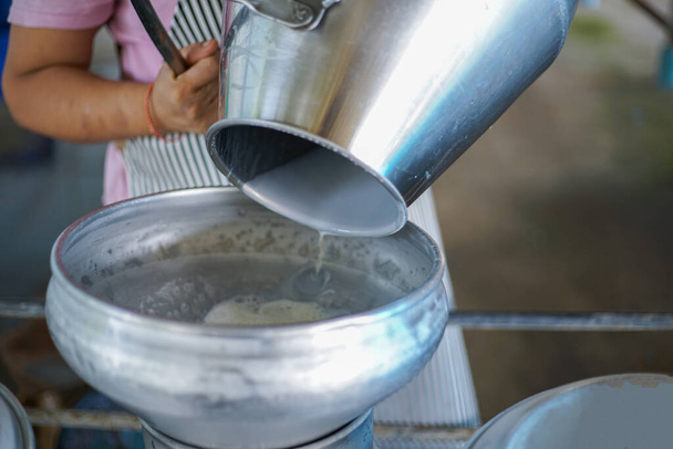 Travailleur versant du lait frais dans le réservoir de lait pour transformer - Photo, image