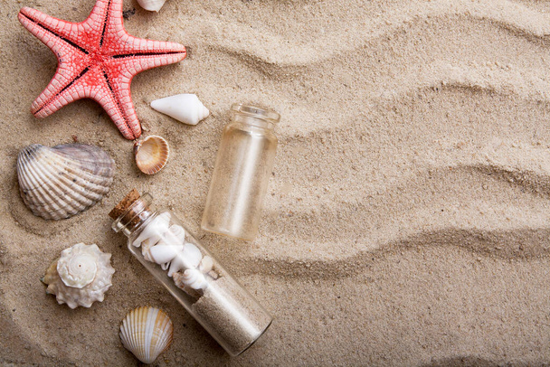 Flat lay starfish and shells on the sand. The concept of summer vacation at sea - Фото, изображение