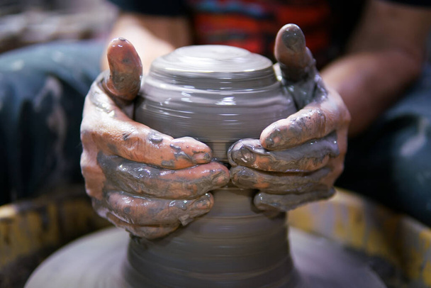 Potter al lavoro. Uomo vasaio fare pentola in ceramica sulla ruota ceramica - Foto, immagini