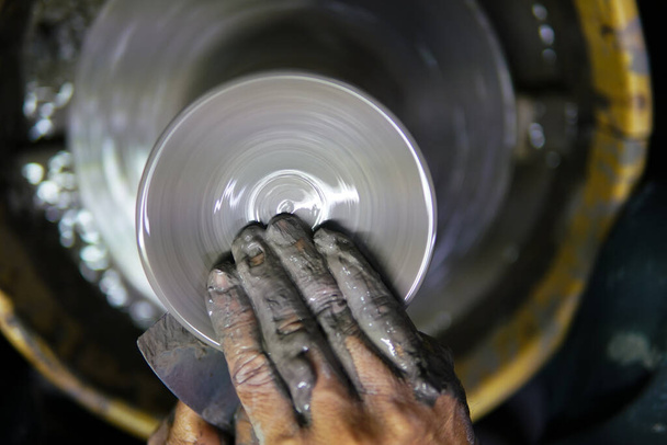 Potter en el trabajo. Hombre alfarero haciendo olla de cerámica en la rueda de cerámica
 - Foto, imagen