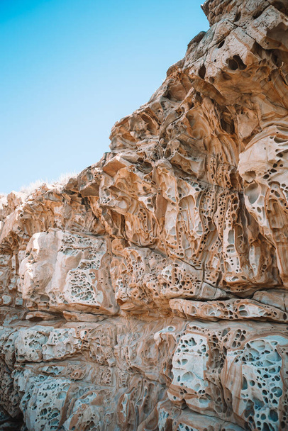 Käsefelsen aus Quarzit-Sandstein am Balckmeer auf der Krim. - Foto, Bild