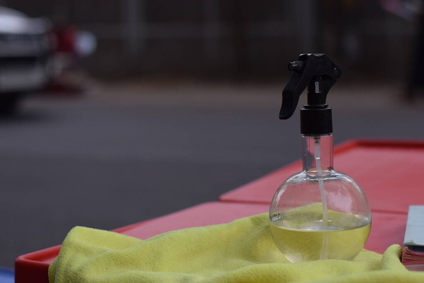 higienizador de mão no lado da estrada, conceito pandêmico corona, sanitizadores estão prontos para vender ao ar livre
 - Foto, Imagem