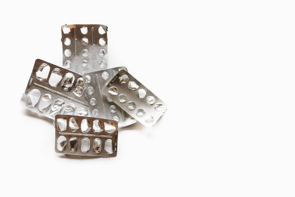 Pięć zużytych pustych tabletek lub blistrów z lekami izolowanych na białym tle, przedawkowanie leków na receptę - Zdjęcie, obraz