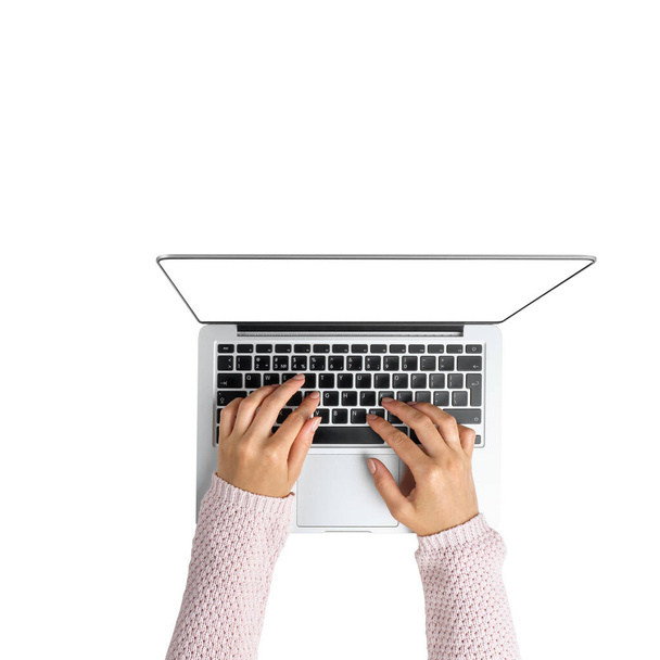 Kobiece ręce na laptopie z górnym widokiem i białym tłem. Odizolowany. Izolacja - Zdjęcie, obraz