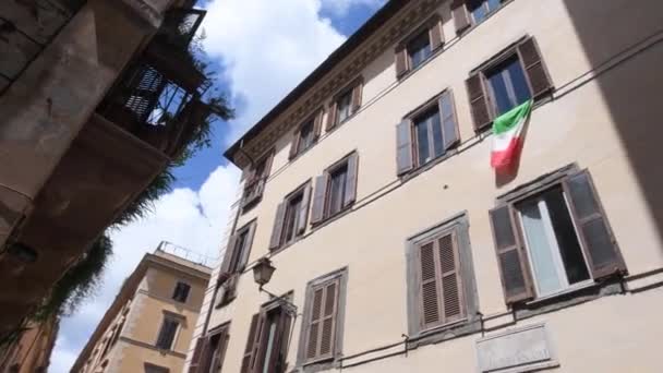 Bandiera italiana appesa ad una finestra nel centro storico - Filmati, video