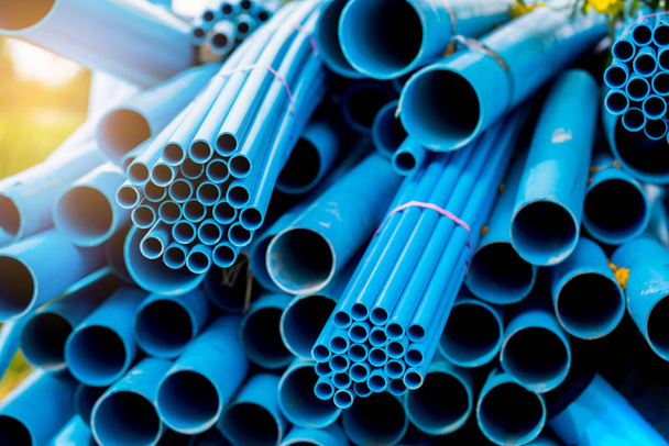 Fondo de tubo de plástico selectivo a azul. Tubos de PVC apilados en almacén de obra. Tubos de agua de PVC utilizados para la construcción
. - Foto, Imagen