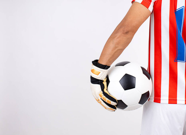 Fotbalový míč v ruce brankář izolované na bílém pozadí ve studiu. Trénink fotbalisty nebo fotbalový zápas. - Fotografie, Obrázek