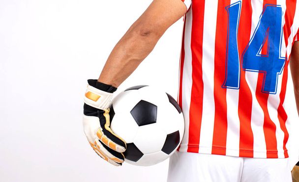 Μπάλα ποδοσφαίρου στο χέρι του τερματοφύλακα απομονώνονται σε λευκό φόντο στο στούντιο. Προπόνηση ποδοσφαιριστών ή ποδοσφαιρικός αγώνας. - Φωτογραφία, εικόνα
