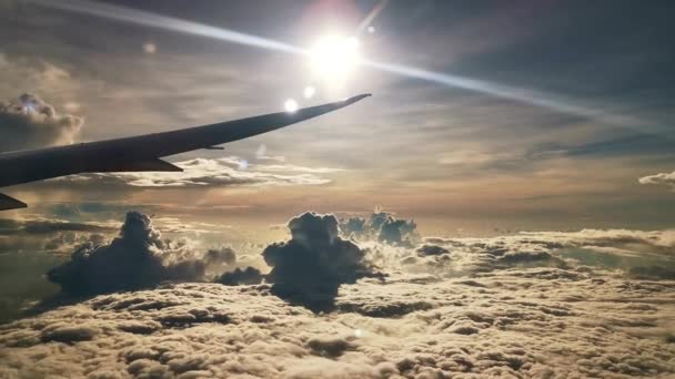 aile d'avion volant avec ciel nuageux au coucher du soleil - Séquence, vidéo