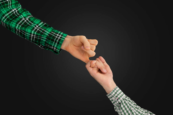 крупним планом дві людини підключили маленькі пальці один одного, ізольовані, прості концепції стосунків
 - Фото, зображення