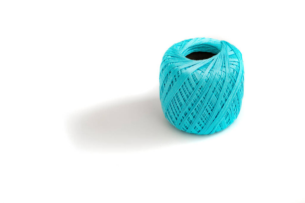flotteur simple de rouleau de fil à tricoter coloré dans l'air, isolé - Photo, image