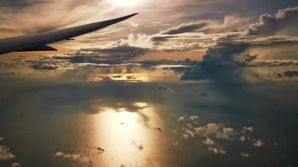 Bulutlu gün batımı gökyüzü ile uçan uçak kanadı - Video, Çekim