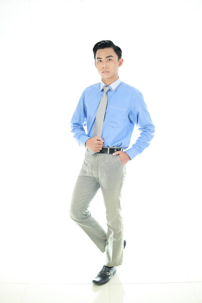 Bizalom és üzleti koncepció. Portré bájos sikeres fiatal vállalkozó kék galléros ing, mosolygós széles körben magabiztos kifejezés elszigetelt fehér háttér. Indonéz nép - Fotó, kép