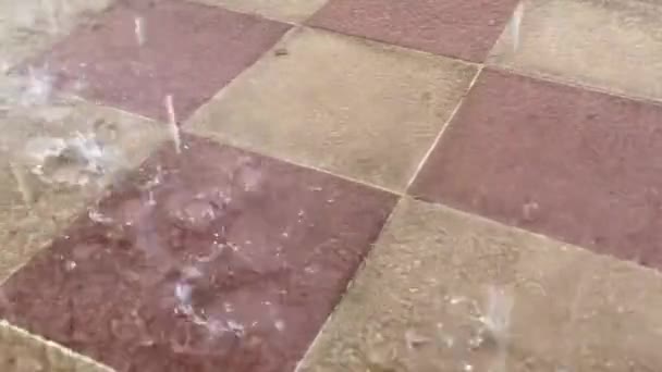  Gocce di pioggia su piastrelle - Filmati, video