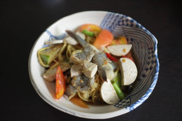 Papája salát s vietnamským vepřovým rohlíkem a krevetami, thajské jídlo - Fotografie, Obrázek