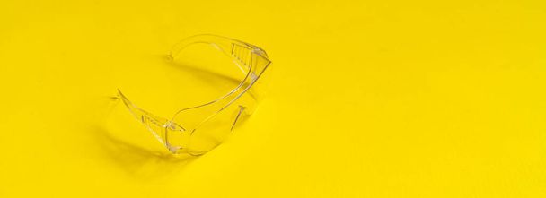 óculos de proteção de plástico simples engrenagem para trabalhador, desgaste industrial - Foto, Imagem