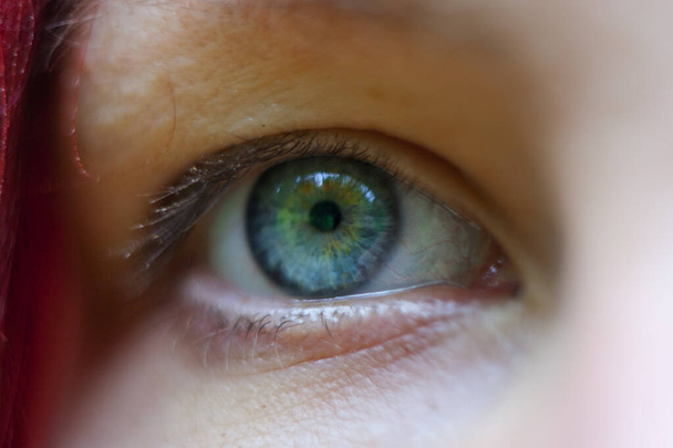 人間の青い目のクローズアップは - 写真・画像