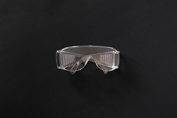 jednoduché plastové ochranné brýle pro pracovníka, průmyslové opotřebení - Fotografie, Obrázek