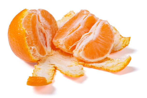 segmenti di mandarino pelati isolati su sfondo bianco
. - Foto, immagini