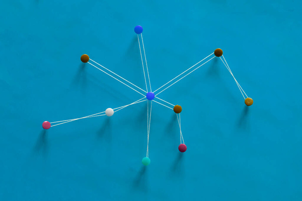un concept créatif constellation fait de points et de maille de corde - Photo, image