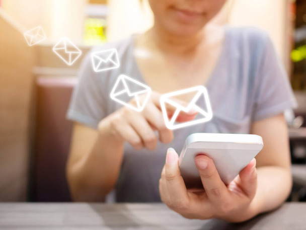 Asiatin mit Smartphone und E-Mail-Umschlag. Kontaktieren Sie uns Kundenservice oder E-Mail-Marketing-Konzept - Foto, Bild