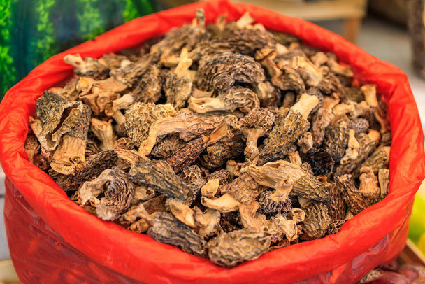 Saco de cogumelos morel ou morchella secos para venda no mercado de um agricultor ao ar livre na cidade velha Kotor, Montenegro
 - Foto, Imagem
