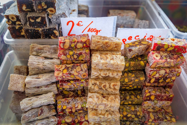 Valikoima turkkilainen ilo tai rahat Lokum karkkia esillä ulkona viljelijän markkinoilla vanhassa kaupungissa Kotor, Montenegro - Valokuva, kuva