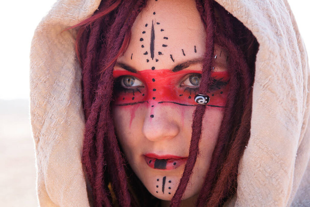 πορτρέτο της νεαρής όμορφης γυναίκας με ethno μακιγιάζ και dreadlocks - Φωτογραφία, εικόνα