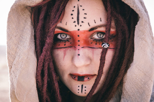 πορτρέτο της νεαρής όμορφης γυναίκας με ethno μακιγιάζ και dreadlocks - Φωτογραφία, εικόνα