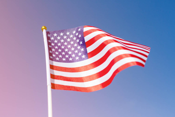 Bandera de EE.UU. ondeando en el cielo azul. maqueta bandera americana con el espacio para su contenido. Diseño
. - Foto, imagen