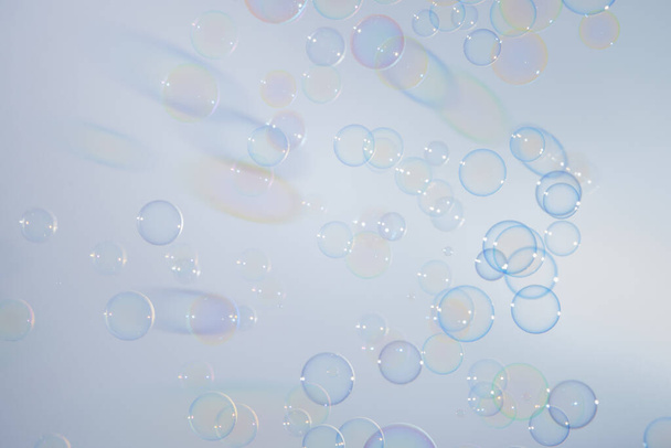Burbujas fondo colorido blanco
 - Foto, Imagen