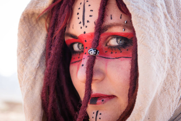 portrét mladé krásné ženy s etno make-up a dredy - Fotografie, Obrázek