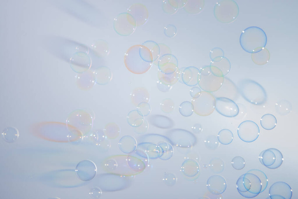 Bubbles värikäs tausta valkoinen - Valokuva, kuva