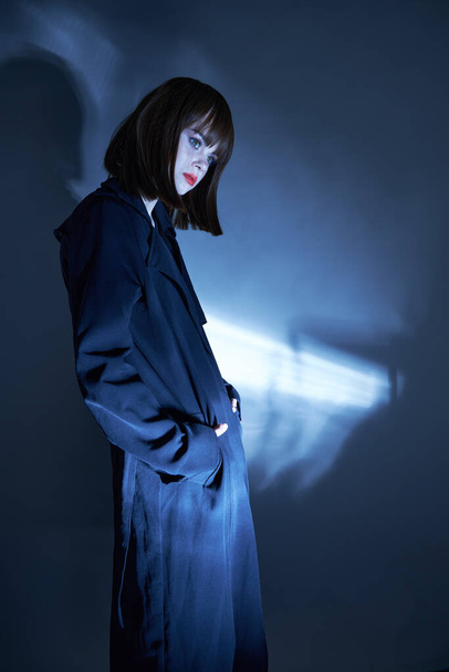 Person schwarzer Mantel dunkler isolierter Hintergrund Freizeitkleidung - Foto, Bild