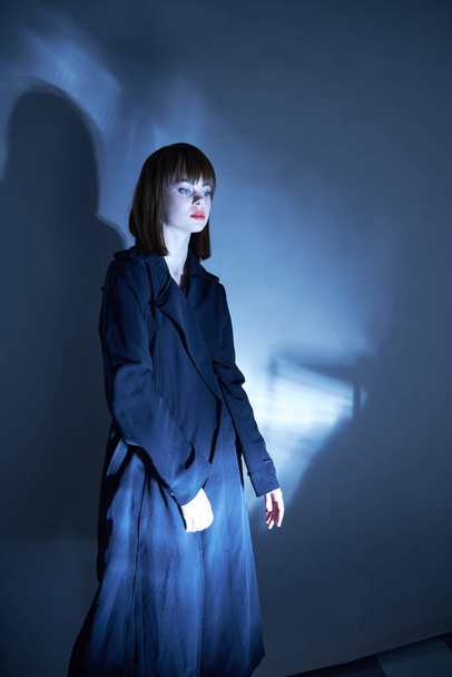 moda modelo casaco incidente luz azul cor
 - Foto, Imagem