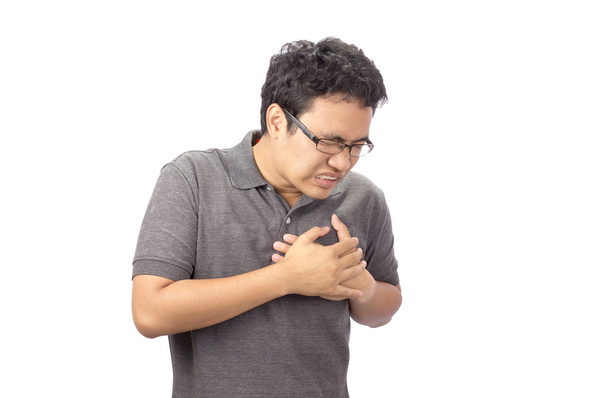 Mann leidet unter Brustschmerzen auf weißem Hintergrund - Foto, Bild