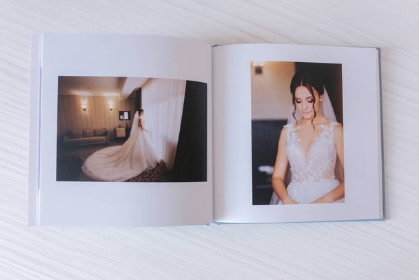 Nyílt photobook menyasszony fehér fa asztal - Fotó, kép