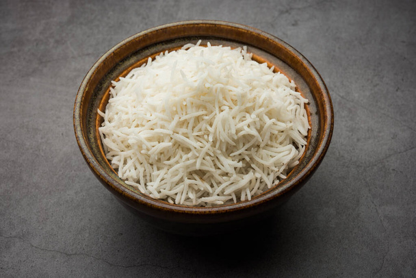 Długi ryż Basmati w gotowanej formie jest indyjskie danie główne, serwowane w misce. ukierunkowanie selektywne - Zdjęcie, obraz