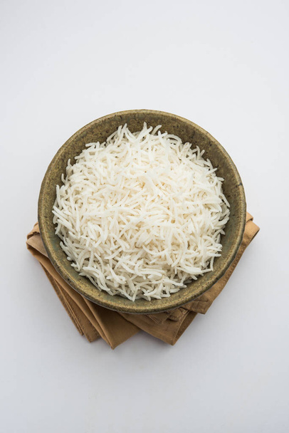 Pitkä basmatiriisi kypsennetyssä muodossa on intialainen pääruoka, joka tarjoillaan kulhossa. valikoiva kohdentaminen - Valokuva, kuva