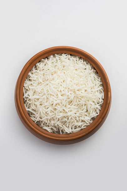 Długi ryż Basmati w gotowanej formie jest indyjskie danie główne, serwowane w misce. ukierunkowanie selektywne - Zdjęcie, obraz