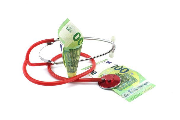 Έννοια του κόστους υγειονομικής περίθαλψης και ιατροφαρμακευτικής περίθαλψης με στηθοσκόπιο και χρήματα τραπεζογραμματίων ευρώ με χώρο αντιγραφής σε λευκό φόντο - Φωτογραφία, εικόνα