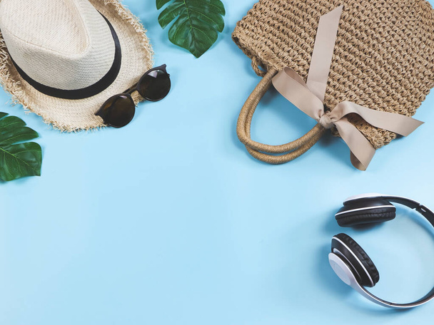 Travel and summer holiday concept, Akcesoria wakacyjne damskie na niebieskim tle z tropikalnych liści monstera.top widok z miejsca kopiowania. - Zdjęcie, obraz