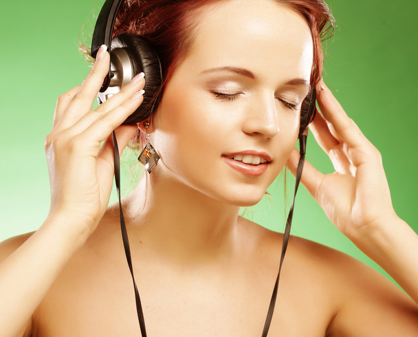Woman with headphones listening to music - Fotoğraf, Görsel