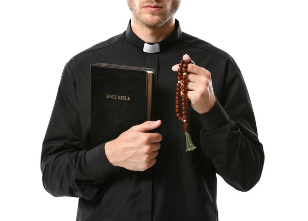 Komea pappi Raamatun ja rukousnauha helmiä valkoisella taustalla - Valokuva, kuva