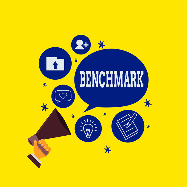 Benchmarkを示す概念的な手書き文字。項目を測定または評価することができる基準点を示すビジネス写真携帯電話を保持異なるトピックスピーチバブル. - 写真・画像