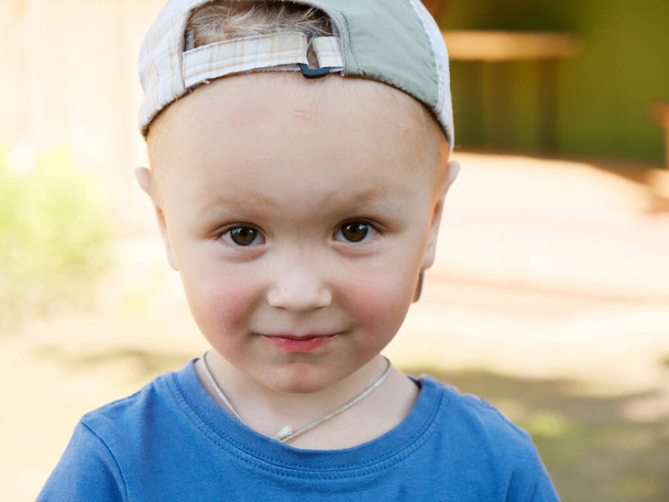 pequeño niño alegre en una gorra al aire libre primer plano 2024
 - Foto, Imagen