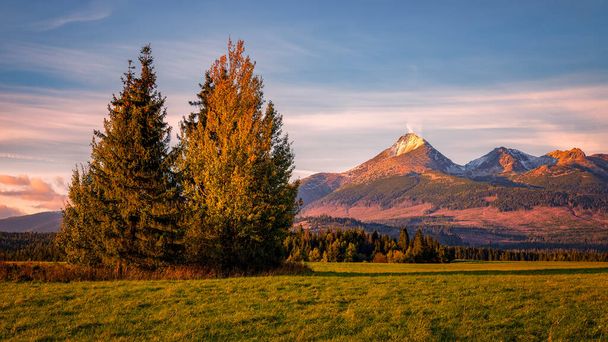 wunderschöne Landschaft mit Tälern, Seen und Flüssen in der Hohen Tatra - Foto, Bild