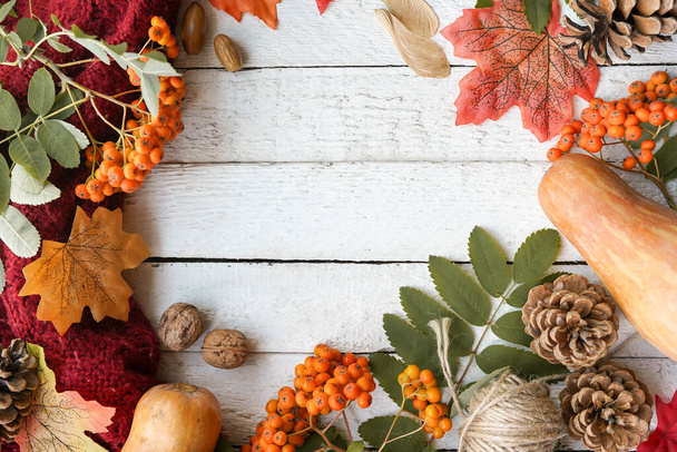 Fondo Ringraziamento: zucche e foglie cadute su fondo di legno bianco con spazio Copia per il testo - Foto, immagini