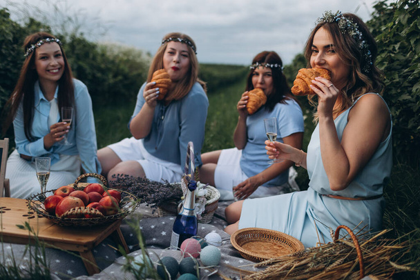 Женская вечеринка для невесты на природе в поле. Шампанское, лаванда, выпечка и девчачье веселье перед свадьбой - Фото, изображение